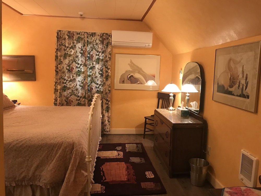 1880's Farm House on a Christmas Tree Farm 5 Minutes to Oregon State