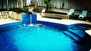 Piscine extérieure (ouverte en saison)