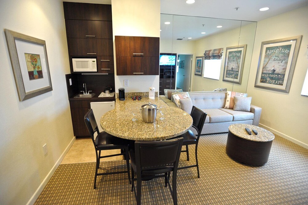 Excellent Beach Location 1 Bedroom Premium Suite Free