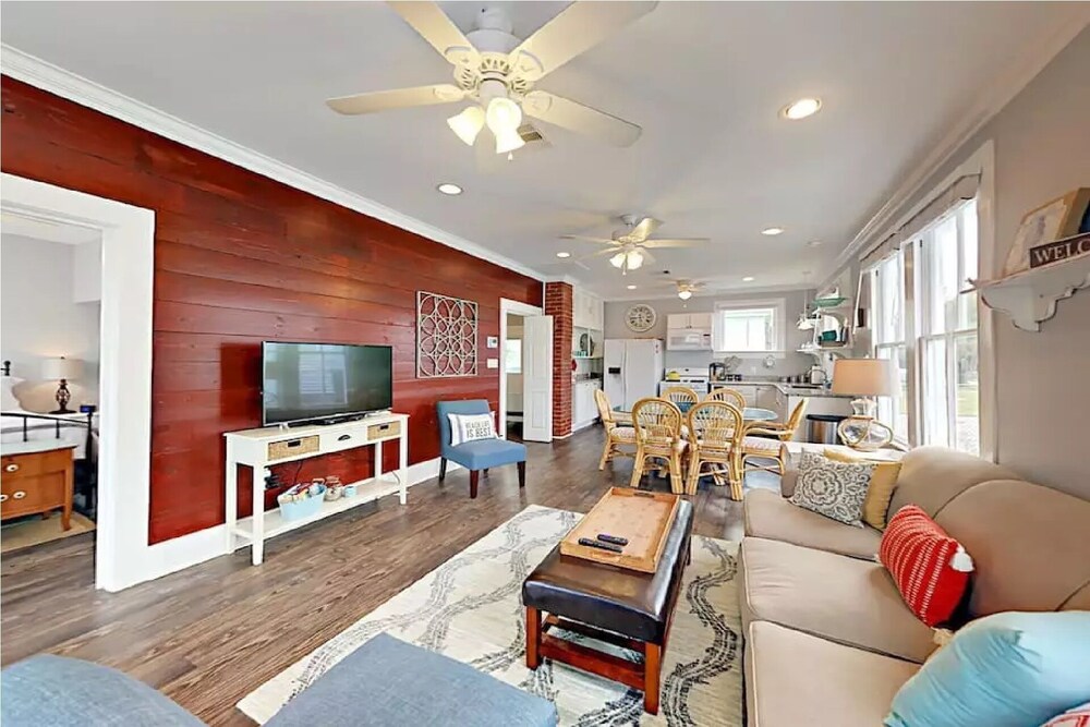 Barefoot Bungalow Walk To The Beach Or Utmb In Galveston Barefoot Bungalow Walk To The Beach Or Utmb In Galveston