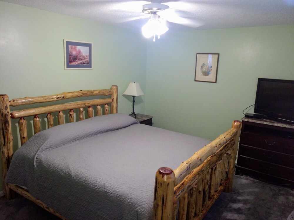 LAKE ACCESS & GREAT VIEWS! MINUTES TO THE WHITE RIVER!! 3 BR/2BA, 1500