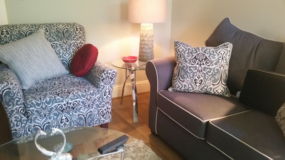 "historic Remodeled 3 br/ 2 ba Downtown Frederick Home Furnished" in Frederick, United States