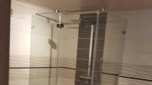 Dusche, kostenlose Toilettenartikel