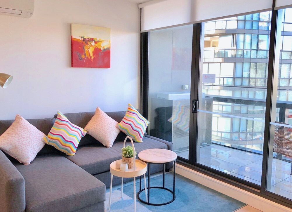 Pride Docklands Waterfront Apartment City View