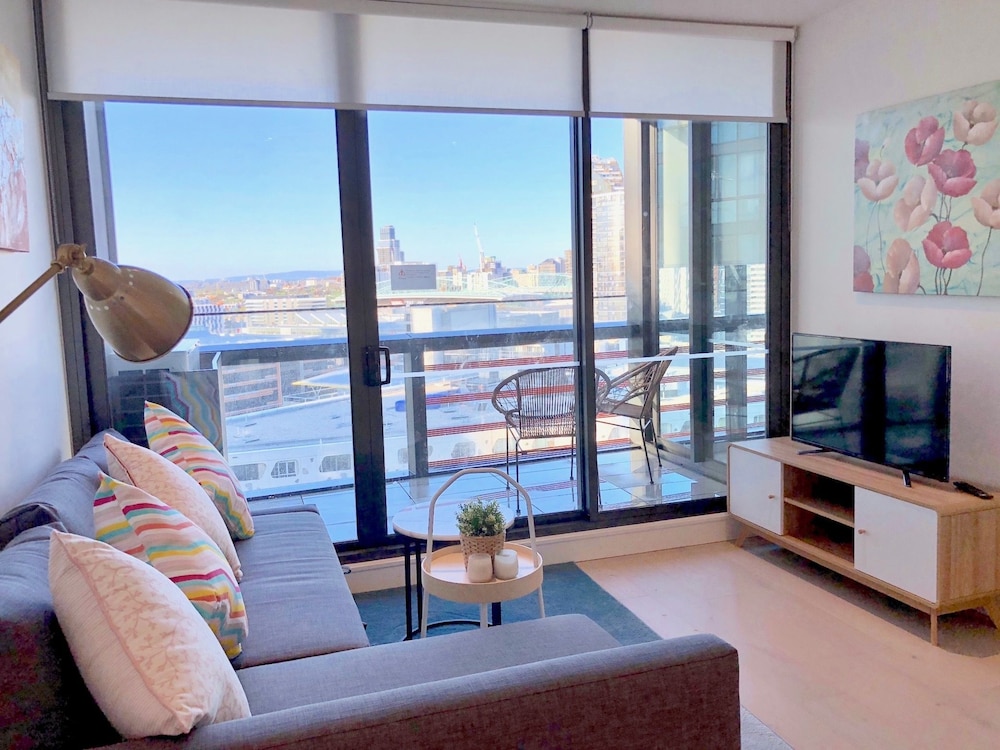 Pride Docklands Waterfront Apartment City View