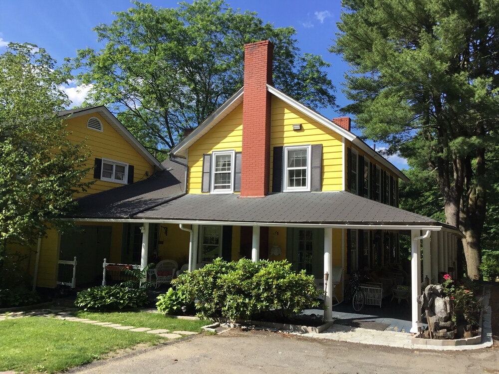 Charming Countryside Farmhouse Loaded with Amenities