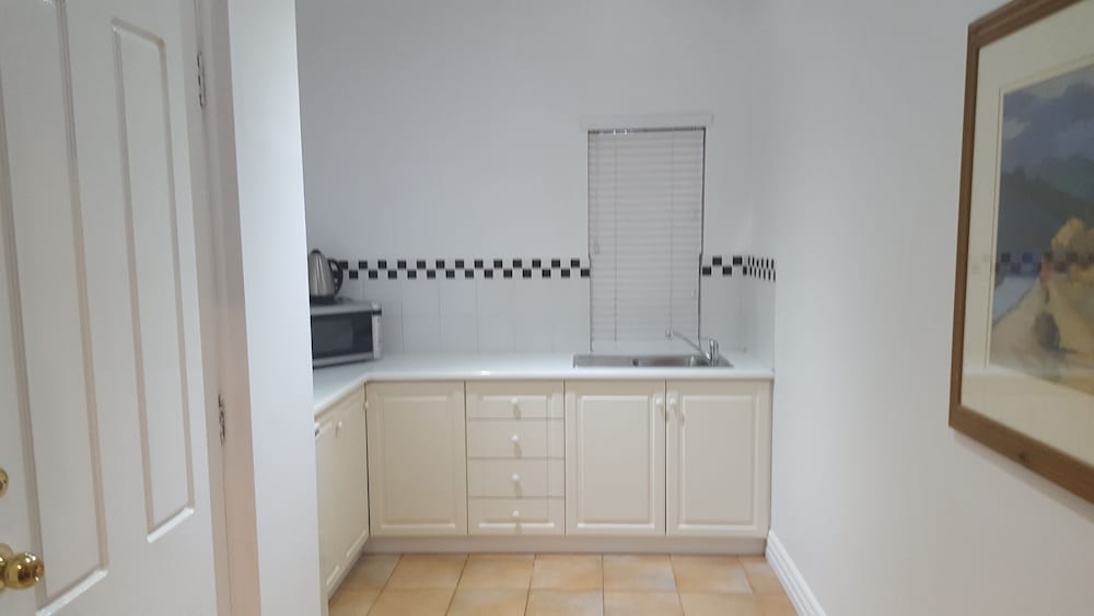 6 x One Bedroom Chalets. Private and Individual. Chalets Offers Kitchenette in Mundaring, Australia