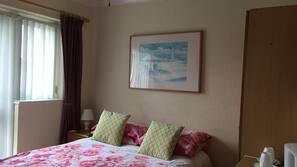 Iron/ironing board, free WiFi, linens
