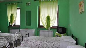 Escritorio, wifi gratis, ropa de cama y acceso en silla de ruedas