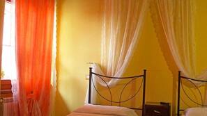 Escritorio, wifi gratis, ropa de cama y acceso en silla de ruedas