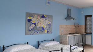 Escritorio, wifi gratis, ropa de cama y acceso en silla de ruedas
