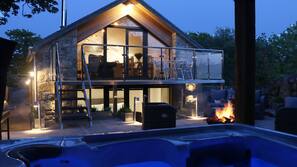 Outdoor spa bath