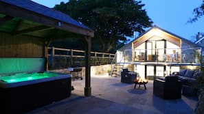 Outdoor spa bath