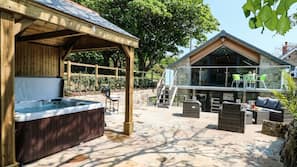 Outdoor spa bath