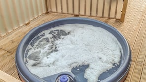 Outdoor spa bath