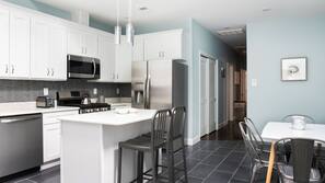 Fridge, oven, stovetop, dishwasher