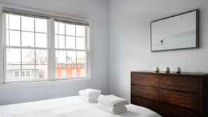 5 bedrooms, Egyptian cotton sheets, premium bedding, memory foam beds