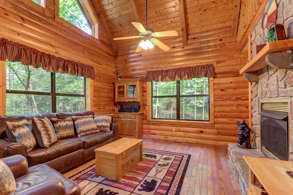 Creekside Dog Friendly Cabin W Hot Tub Deck Foosball Near
