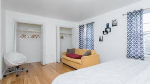 Ropa de cama de alta calidad y espacio para trabajar con un portátil