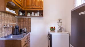 Fridge, oven, hob, coffee/tea maker
