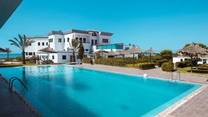 2 outdoor pools