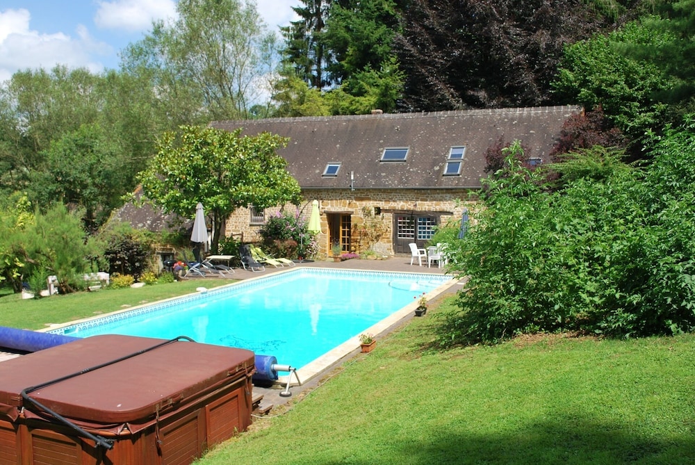 Cottage With Shared Swimming Pool Hot Tub Fishing Tennis