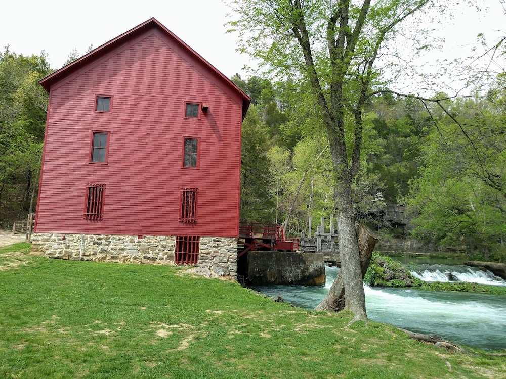 Family Friendly 2 BR 2BA Cottage Near Current River in Town of Van Buren MO Wifi in Van Buren