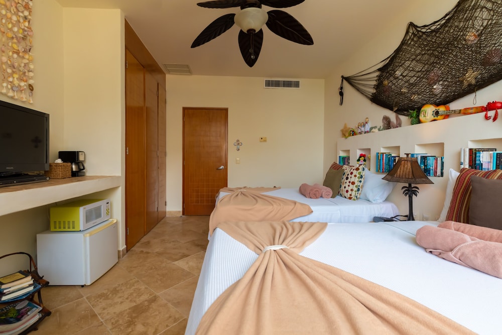 Ixchel Condo Oceanfront 2Bedroom Condo with Elevator and Pool, Sleeps