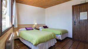 Cortinas opacas, wifi gratis, ropa de cama y acceso en silla de ruedas