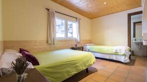 Cortinas opacas, wifi gratis, ropa de cama y acceso en silla de ruedas