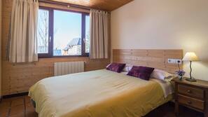 Cortinas opacas, wifi gratis, ropa de cama y acceso en silla de ruedas