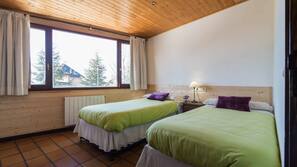 Cortinas opacas, wifi gratis, ropa de cama y acceso en silla de ruedas