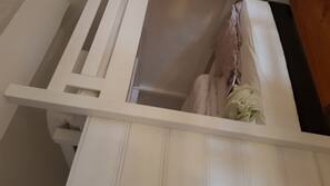 2 bedrooms, iron/ironing board, linens