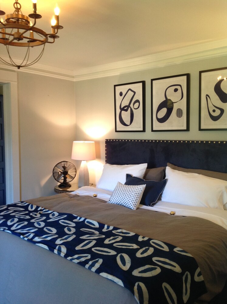 Special! Canton Street Noble Cottage steps to restaurants, gallery