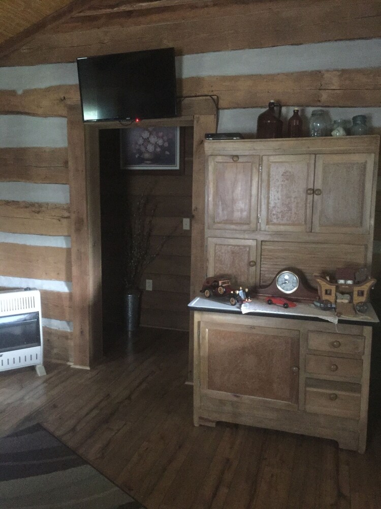 Rustic cabin over looking Cordell Hull Lake in Gainesboro Best Rates