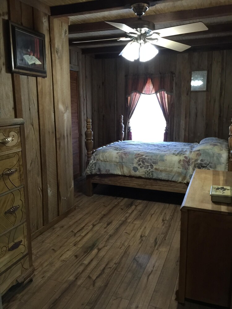 Rustic cabin over looking Cordell Hull Lake in Gainesboro Best Rates