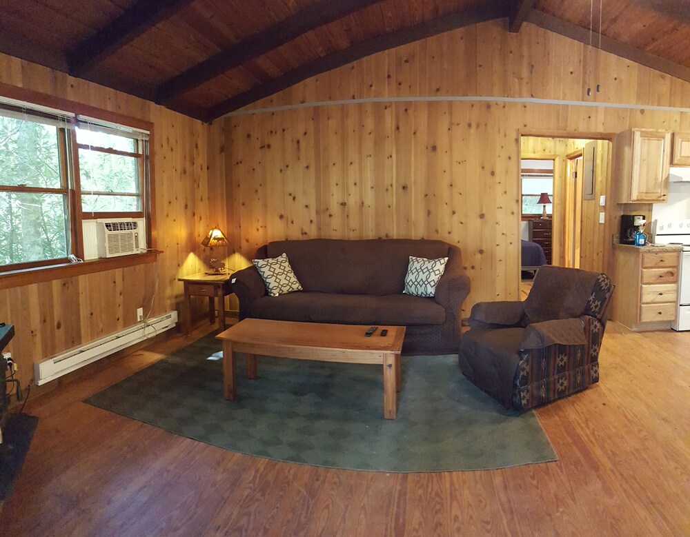 Wild Rock Cottage - Scenic Getaway - WiFi - Hot Tub - Pets OK