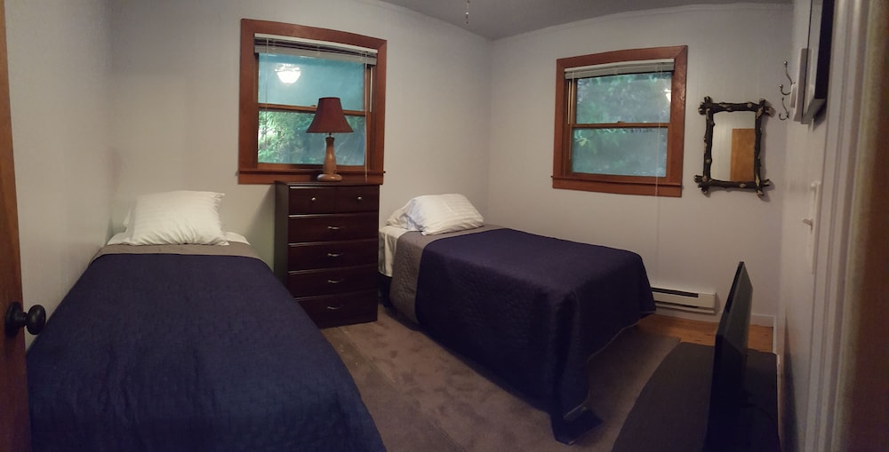 Wild Rock Cottage - Scenic Getaway - WiFi - Hot Tub - Pets OK