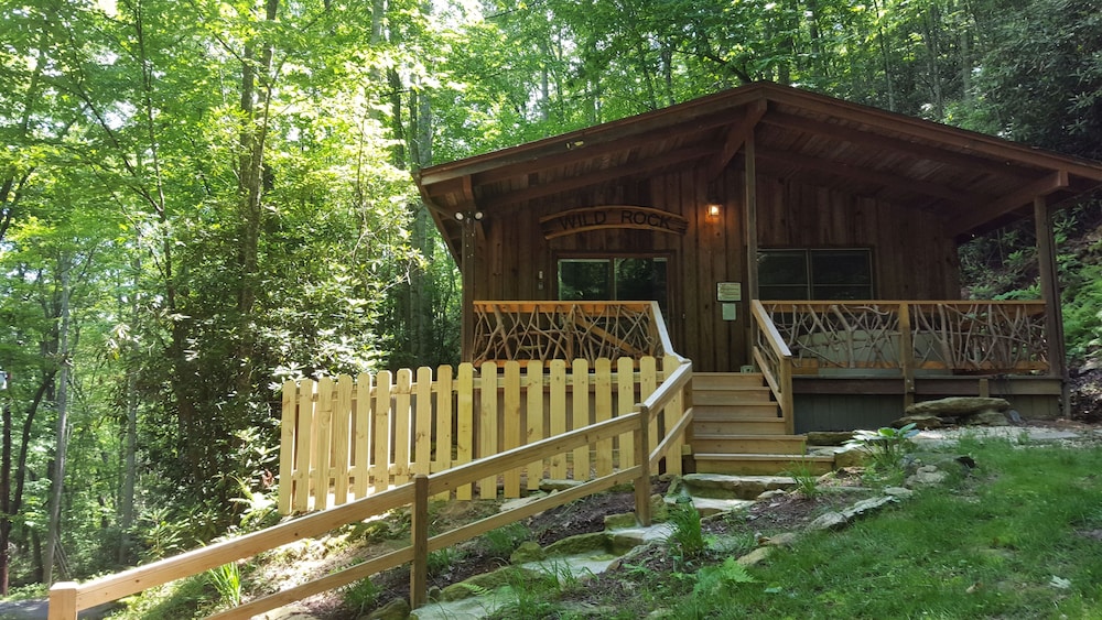 Wild Rock Cottage - Scenic Getaway - WiFi - Hot Tub - Pets OK