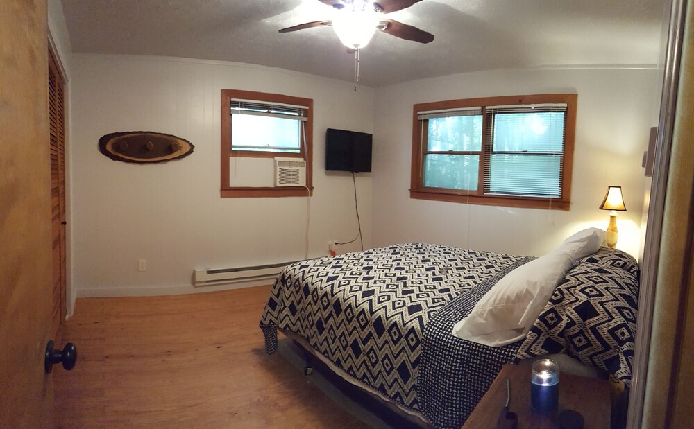 Wild Rock Cottage - Scenic Getaway - WiFi - Hot Tub - Pets OK