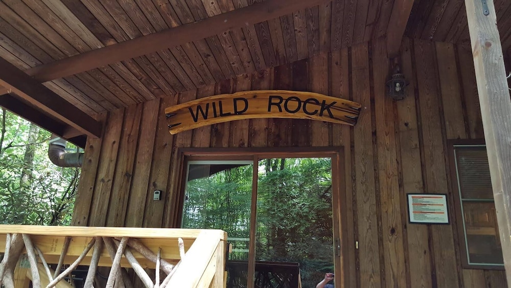 Wild Rock Cottage - Scenic Getaway - WiFi - Hot Tub - Pets OK