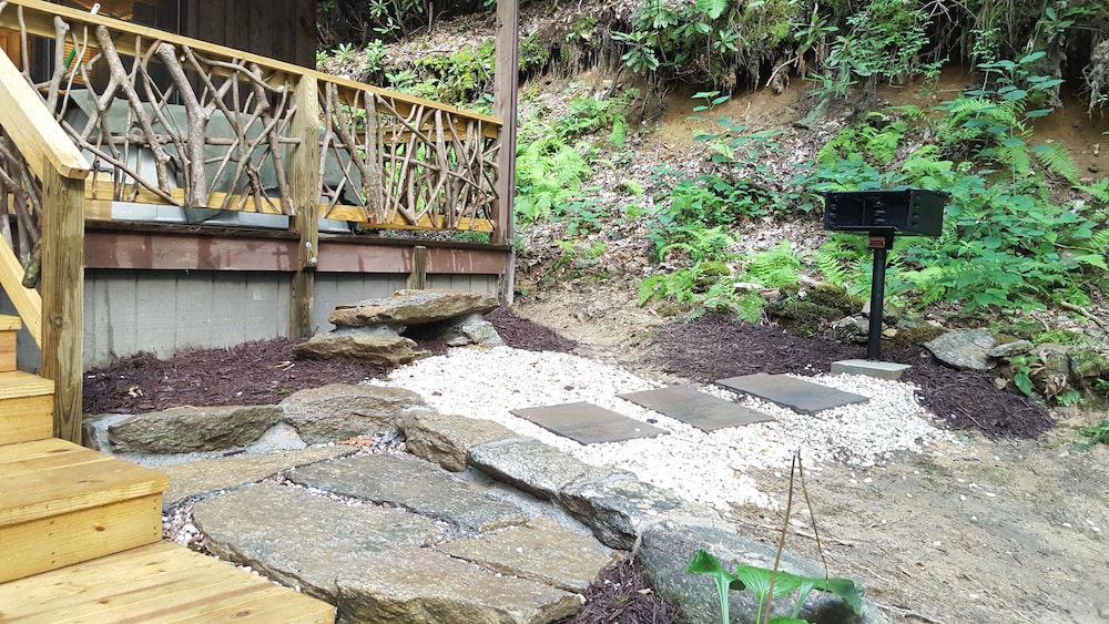 Wild Rock Cottage - Scenic Getaway - WiFi - Hot Tub - Pets OK