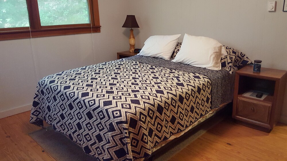 Wild Rock Cottage - Scenic Getaway - WiFi - Hot Tub - Pets OK