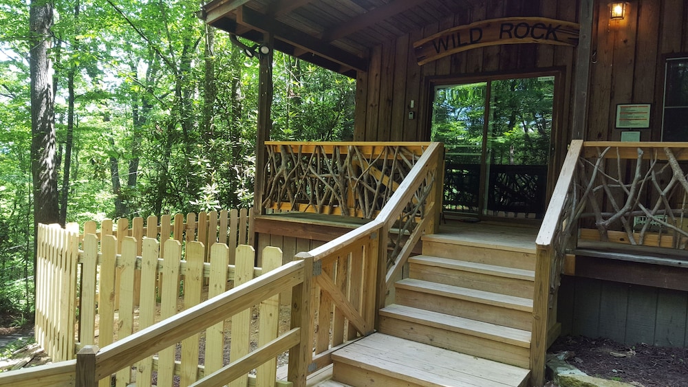 Wild Rock Cottage - Scenic Getaway - WiFi - Hot Tub - Pets OK