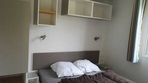 2 chambres, coffre-forts dans les chambres, décoration personnalisée