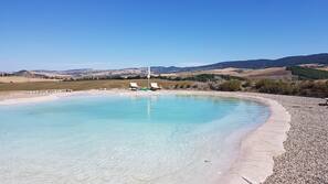 Piscina stagionale all'aperto, ombrelloni da piscina, lettini