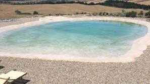 Piscina stagionale all'aperto, ombrelloni da piscina, lettini