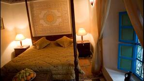 Bureau, rideaux occultants, draps fournis