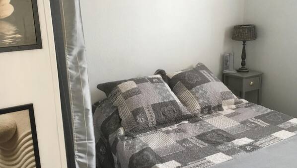 1 chambre, fer et planche à repasser, accès Internet