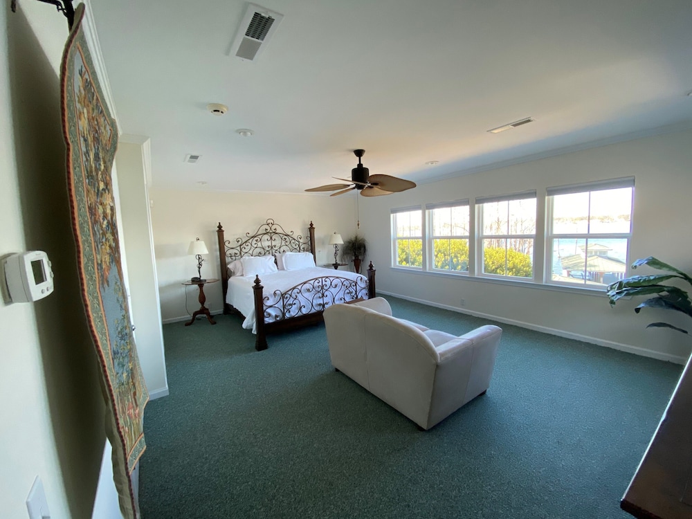 Private Lakefront Home on Compass Lake! Private Dock! Quiet Family